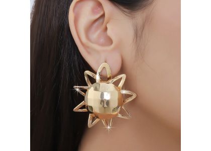 How to choose the right earrings to match your clothes