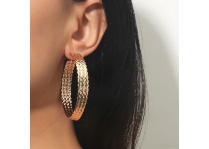  The charm of metal earrings 